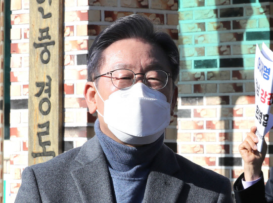이재명 더불어민주당 대선후보가 27일 전남 강진군 군동면 안풍 마을회관에서 열린 강진 농민들과 함께하는 국민반상회를 마친 뒤 취재진의 질문에 답변하고 있다.  연합뉴스